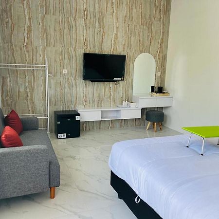 Urbanview Hotel Nimara Ngawi By Reddoorz Exteriör bild