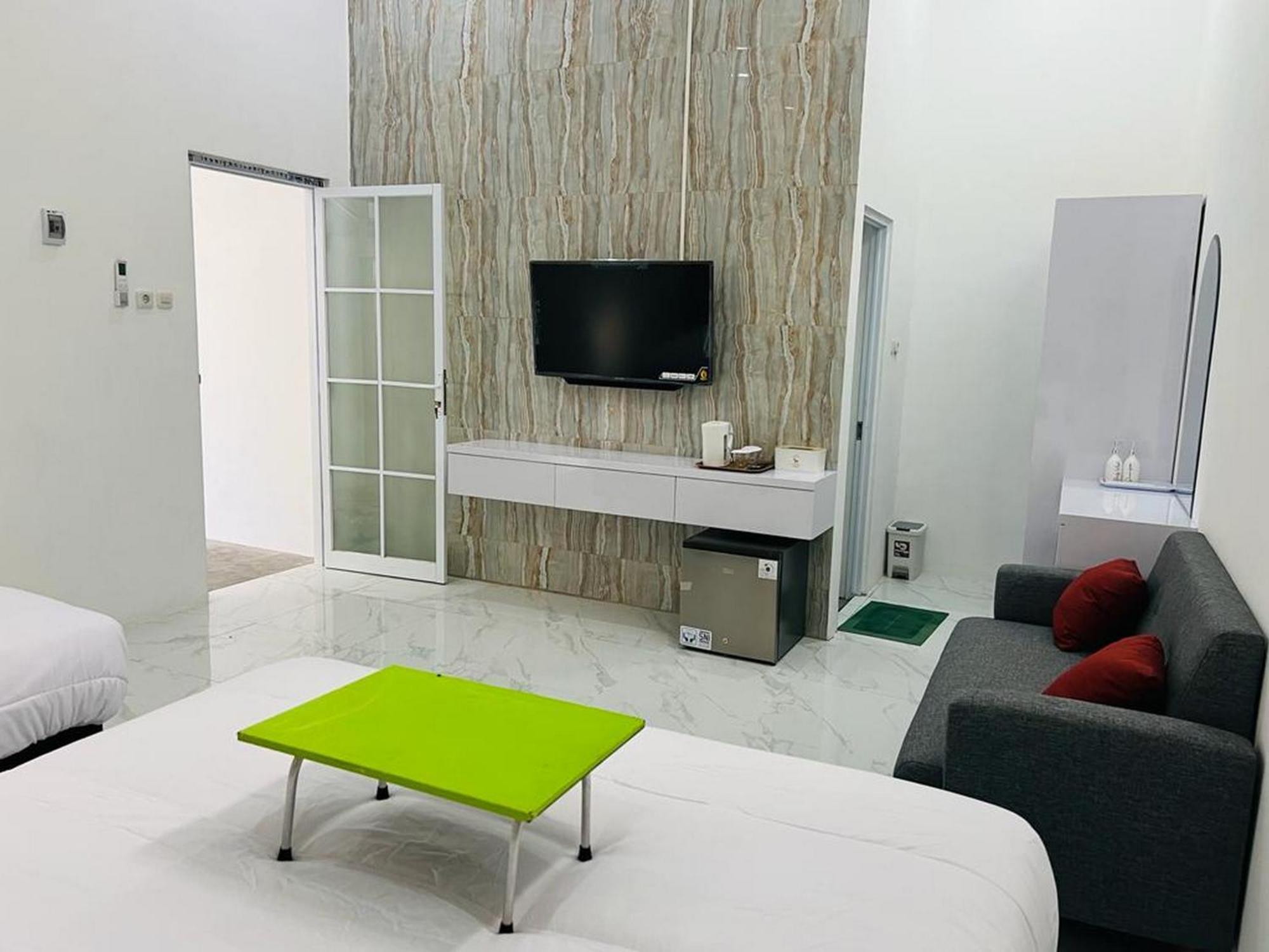 Urbanview Hotel Nimara Ngawi By Reddoorz Exteriör bild