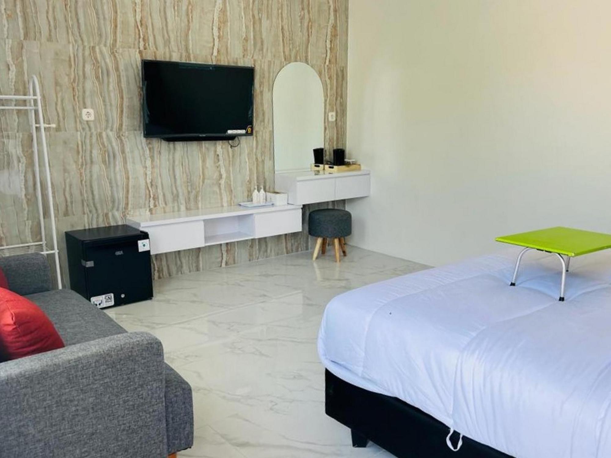 Urbanview Hotel Nimara Ngawi By Reddoorz Exteriör bild