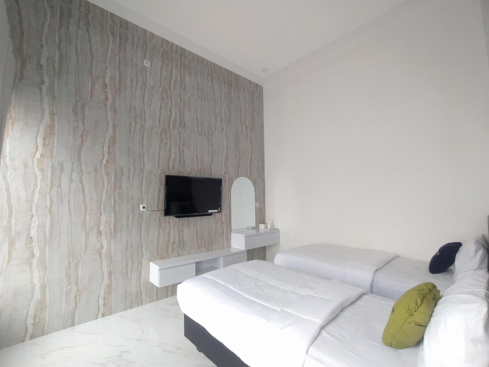 Urbanview Hotel Nimara Ngawi By Reddoorz Exteriör bild